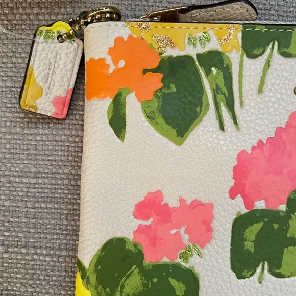 Coach Small Wristlet With Floral Print new with tag Authentic - Picture 2 of 9
